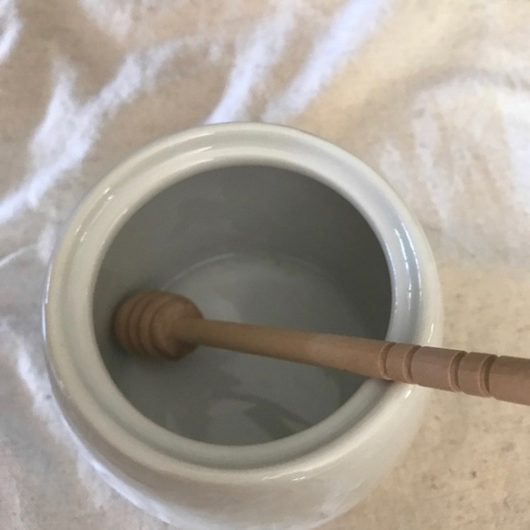 White Ceramic honey pot with lid and wooden beehive honeycomb dipper bee figure - Picture 2 of 6